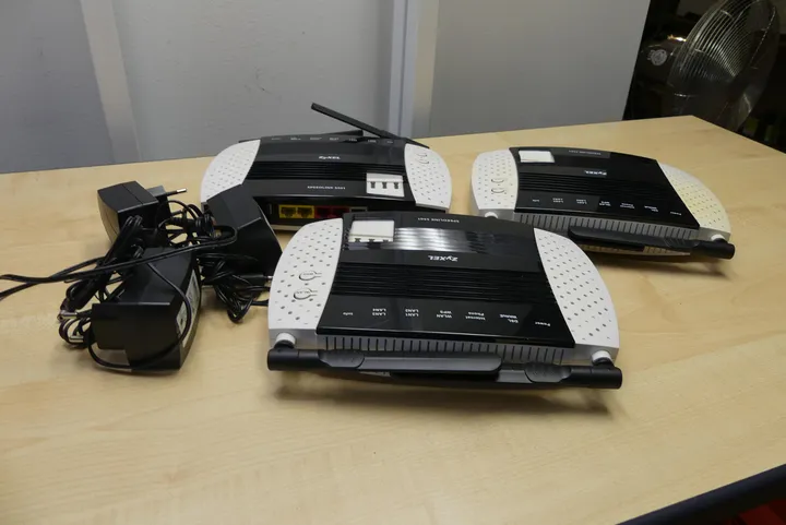 3x Zyxel Speedlink Router mit Netzteil Modell: Speedlink 5501 / Umfang: nur der Inhalt, ohne Kiste